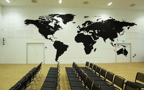 fraster, filt, opklæbning, akustik, uld filt, inspiration, design, indretning, filttavle, udsmykning, opklæbet filt, filt på væg, limet filt, vægfilt, filtfarve, dekoration